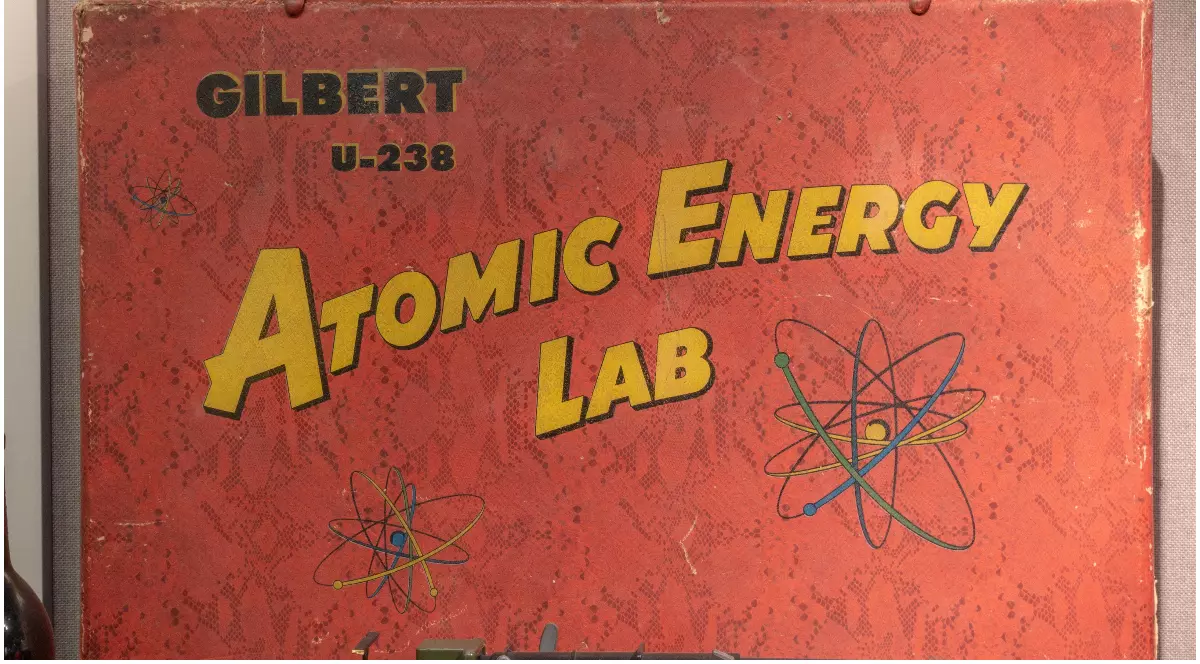 Un set roșu pe care scrie Atomic Energy Lab, Gilbert U-238