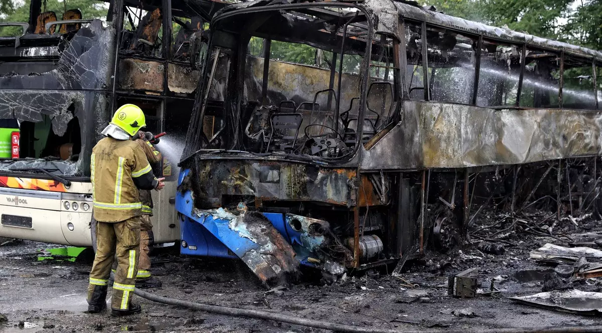 13 iulie 2026, Odesa. Un pompier stinge autocare bombardate de ruși. Imagine cu caracter ilustrativ Foto: Profimedia