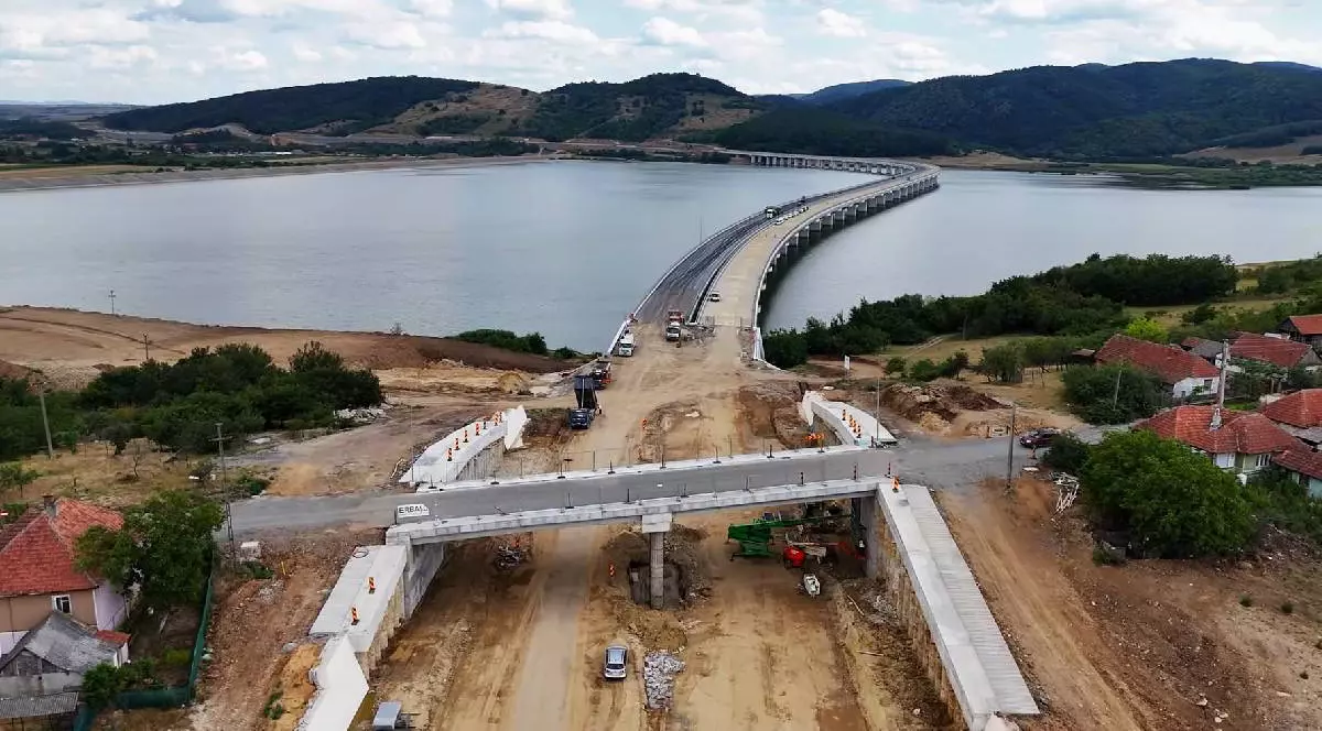 Punctul critic al lotului de 26 de km îl reprezintă structurile din apropierea lacului Suplacu de Barcău din A3