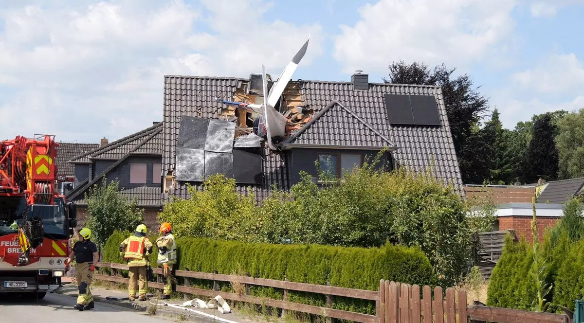 Avion de mici dimensiuni căzut pe acoperișul unei casei din nord-vestul Germaniei Foto: Profimedia