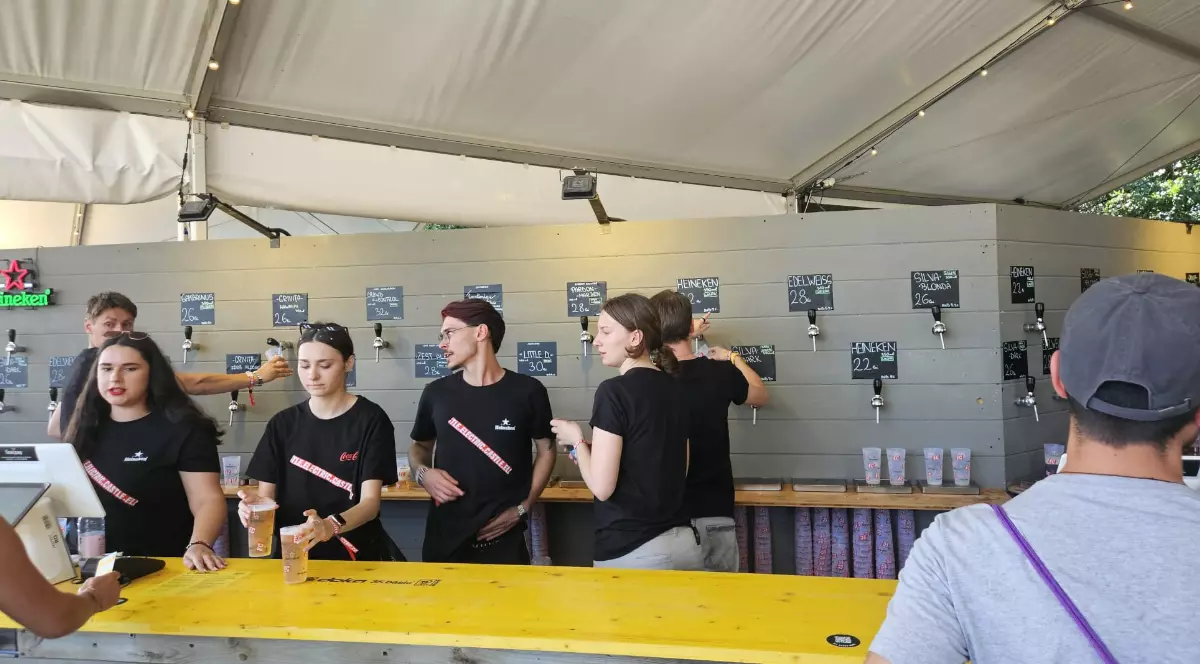 Un bar de la Electric Castle 2026 la care mai mulți tineri vând bere