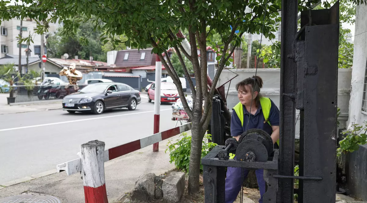 Femeia care ridică manual, de 36 de ani, o barieră de tren. Imaginea care spune tot despre infrastructura din România