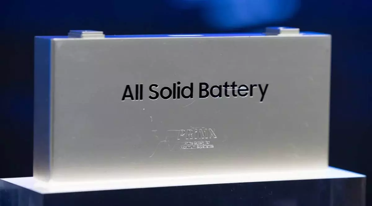 O baterie solid-state pe care scrie „All Solid Battery”, de culoare argintie.