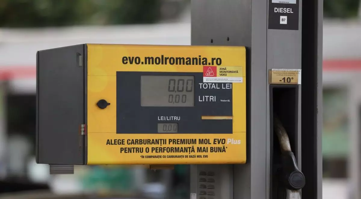 Un aparat electronic galben din benzinărie arată 0 la cantitatea de carburant și preț