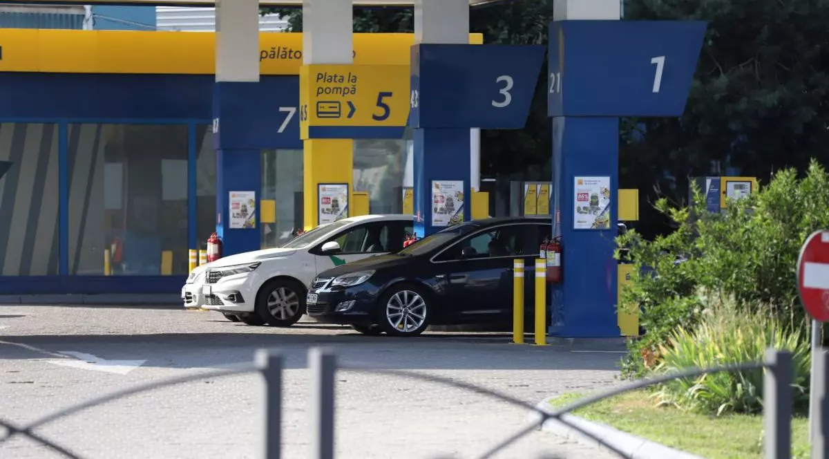 Mai multe pompe de alimnetare într-o benzinărie Petrom și câteva mașini parcate, în București, 27 iulie 2026