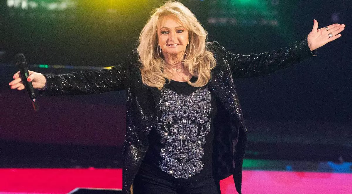 Bonnie Tyler în timpul unui concert din 2025