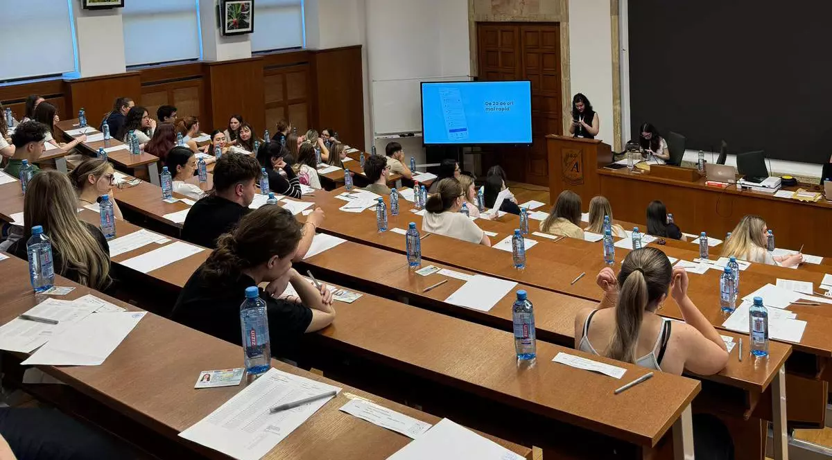 Persoane care dau examen într-o sală