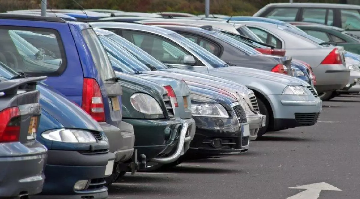 Masini parcate in parc auto insirate