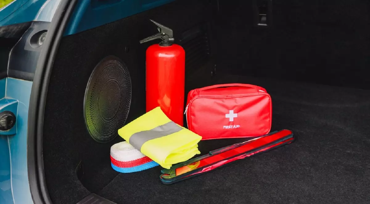 Ce trebuie să conţină în 2026 kit-ul de siguranţă auto - Kit de urgență auto în portbagaj, cu stingător, trusă de prim ajutor și vestă reflectorizantă. Foto:Shutterstock.com