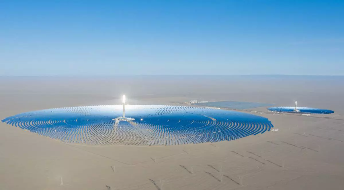 vedere panoramică a centralei solare termice cu turn de sare topită, orașul Dunhuang, provincia Gansu, China
