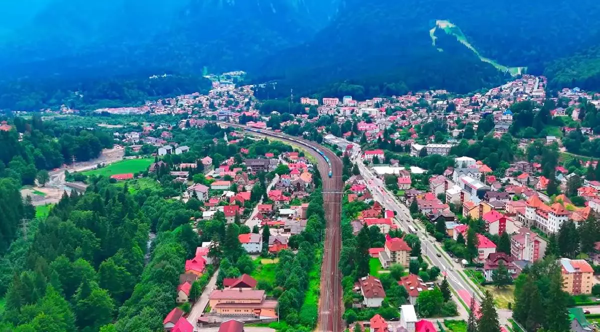 Priveliște din dronă asupra unui oraș: se văd casele și drumurile