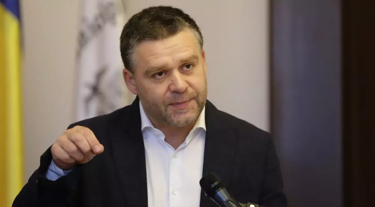 Ciprian Ciucu gesticulează într-o conferință de presă