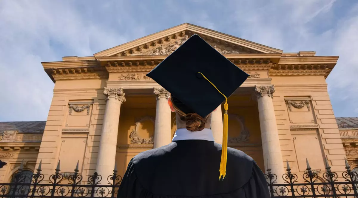 Un colaj cu o cladire a unei facultati si o absolventa in roba cu spatele