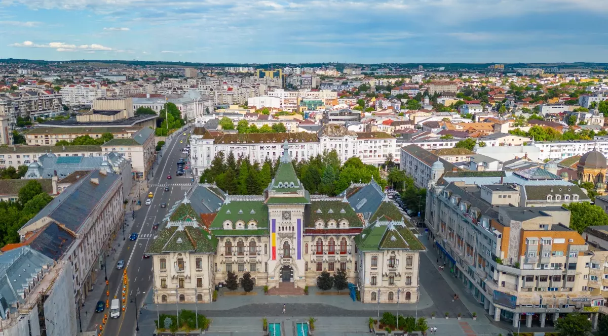 Orașul Craiova văzut de sus. Se văd mai multe blocuri, iar cerul este senin.