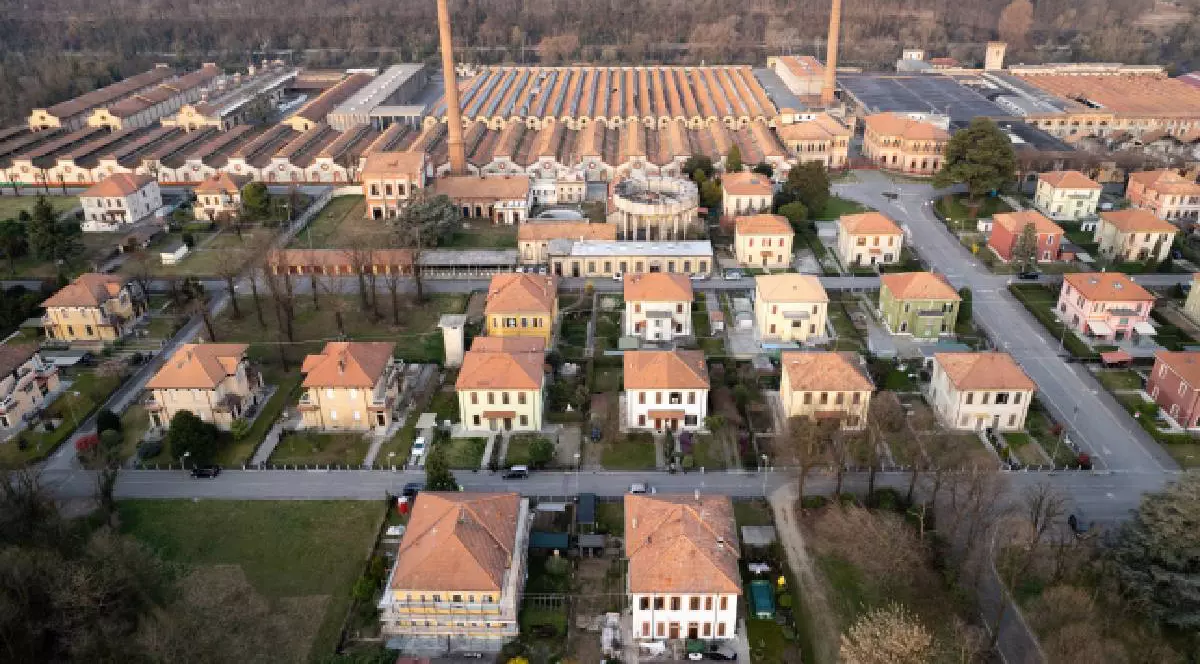 Crespi d'Adda este unul dintre cele mai bine conservate sate industriale din Europa