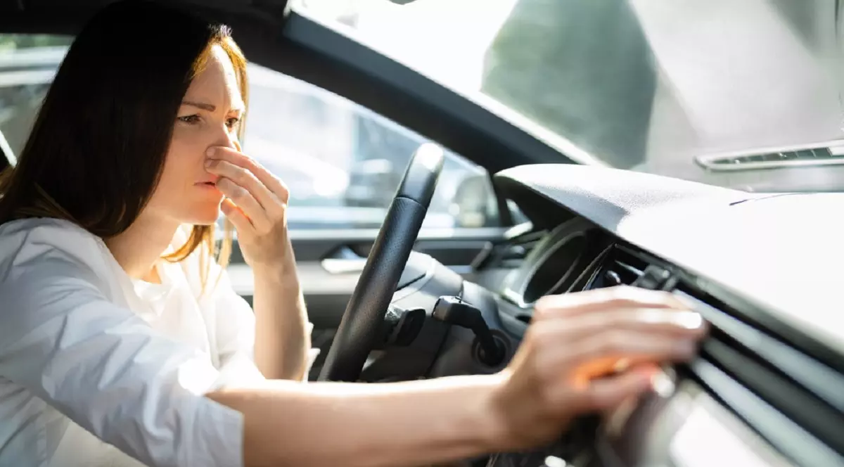 De ce miroase urât când pornești climatizarea la mașină Șoferiță deranjată de un miros urât venit prin gurile de ventilație ale mașinii