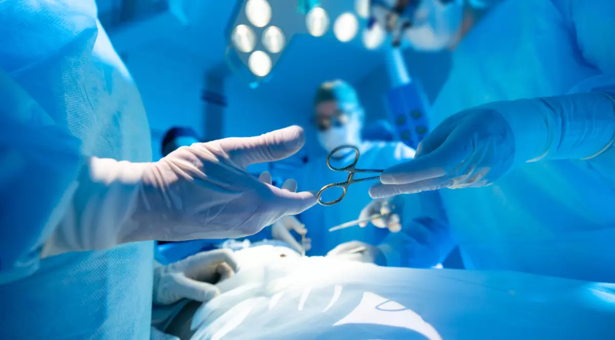Doctori într-o sală de operație în echipament medical