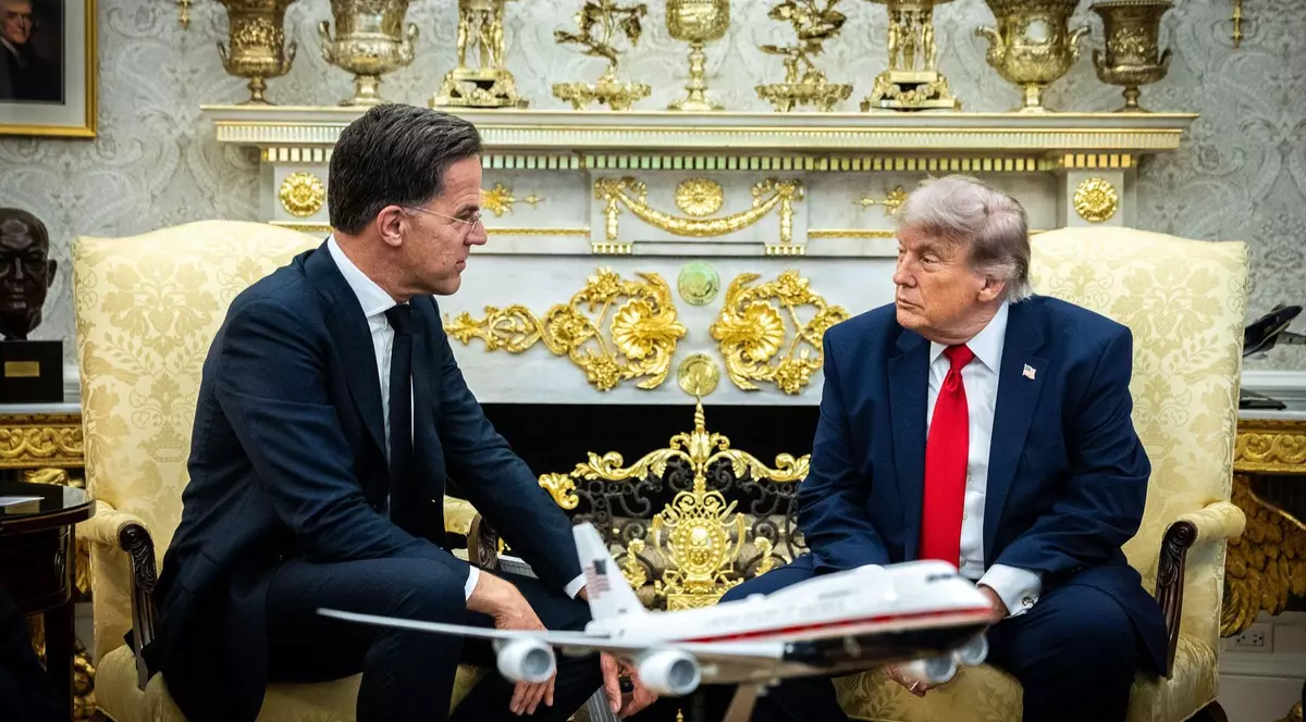 Donald Trump (dreapta), în timpul unei discuții cu șeful NATO, Mark Rutte, la Casa Albă Foto: Profimedia