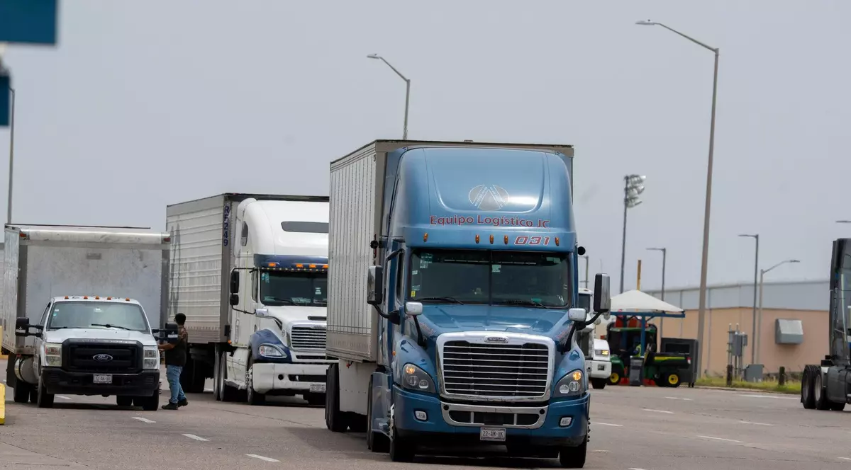 Donald Trump vrea ca veterani ai armatei să conducă TIR-urile în locul imigranților ilegali Foto: Profimedia
