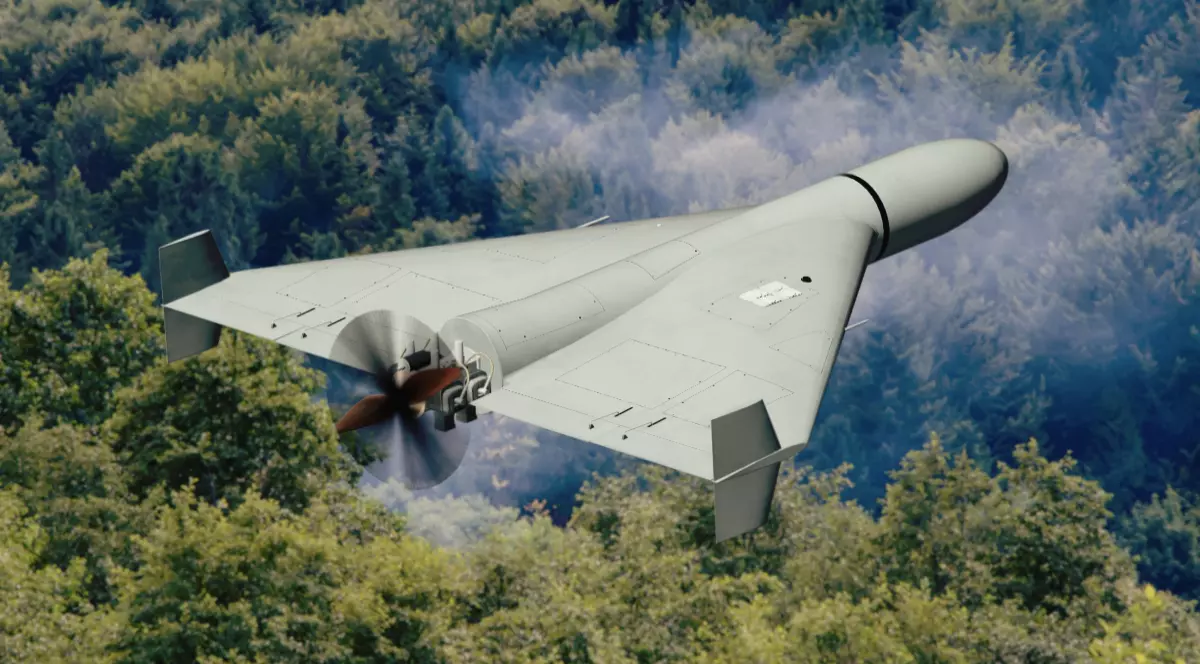 Imaginea surprinde o dronă militară de tip Shahed în zbor la joasă altitudine, deasupra unei păduri dese.