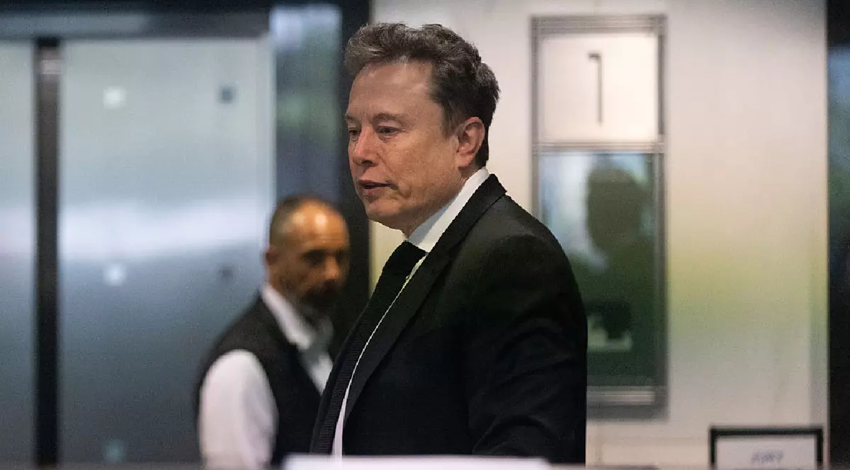 Elon Musk sosește la tribunal pentru procesul intentat împotriva OpenAI, la Clădirea Federală Ronald V. Dellums, pe 28 aprilie 2026, în Oakland, California.