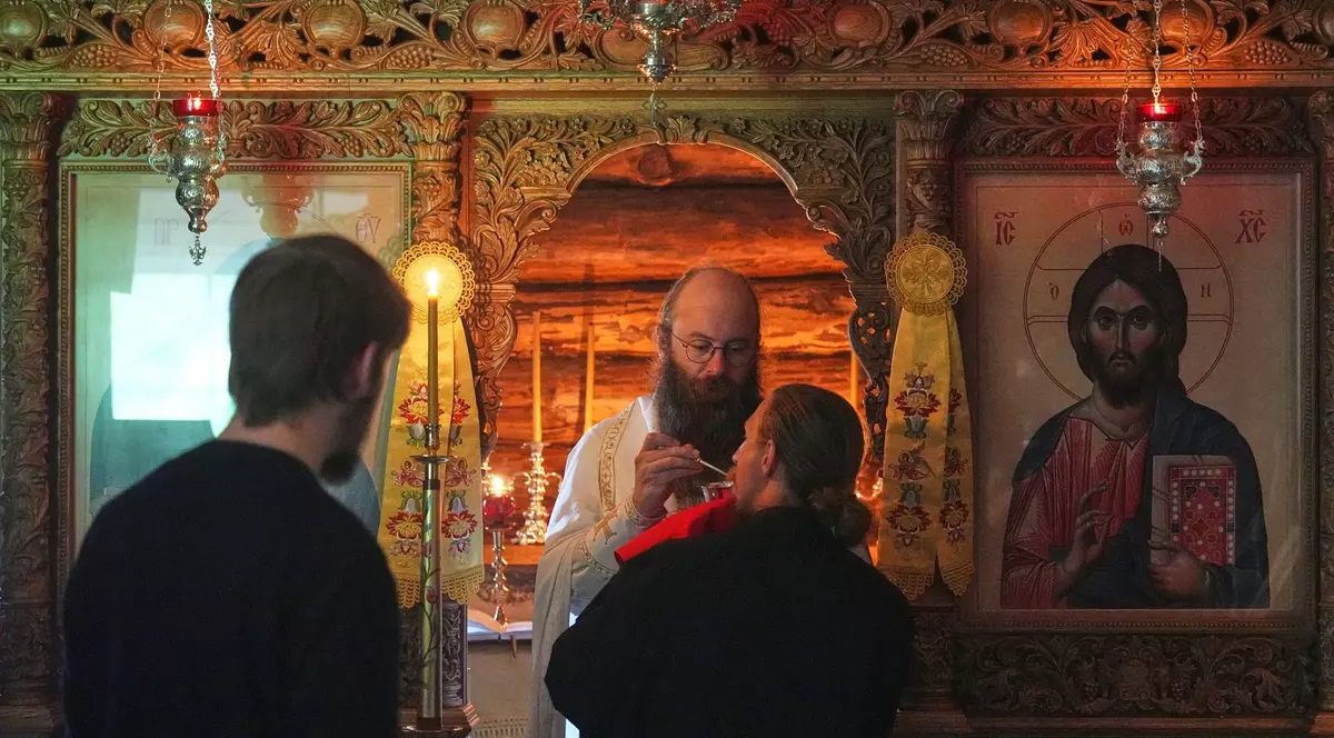 Episcopul Damaskinos ține Sfânta Împărtășanie în timpul Liturghiei Divine în capela Mănăstirii Ortodoxe Kirikla Foto: Profimedia