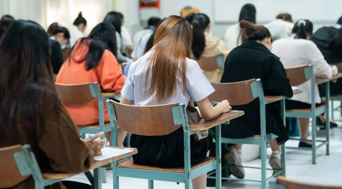 Mai mulți elevi stau în bănci și scriu în timpul examenului de Bacalaureat, iunie 2026