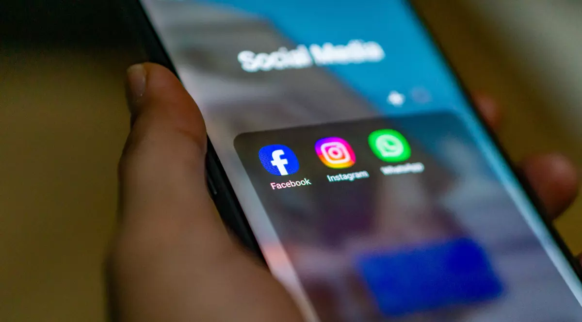 Un telefon pe care sunt aplicațiile Facebook, Instagram, WhatsApp