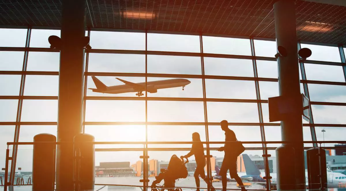 FAmilie pin aeroport cu copilul care călătoresc cu avionul, vacante