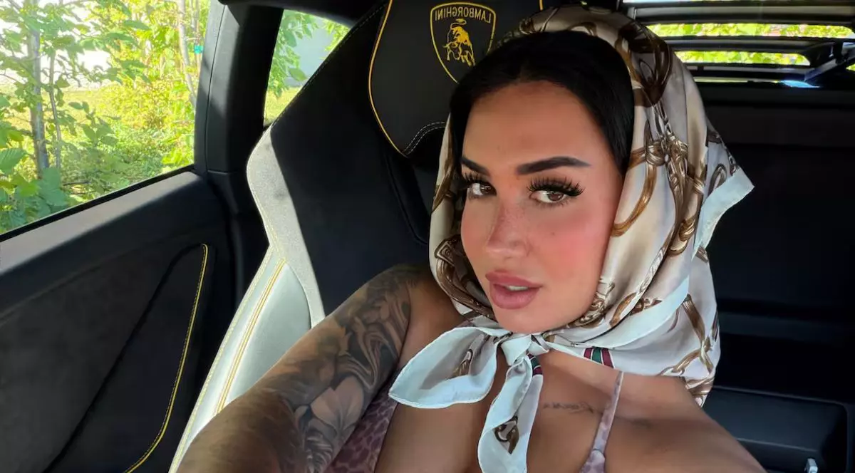 Francesca Morgese, vedeta OnlyFans din Elveția, într-un Lamborghini, cu un batic pe cap și în sutien