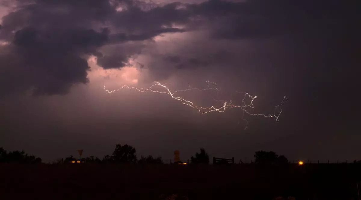 Furtună cu fulgere, pe cer, cu nori negri