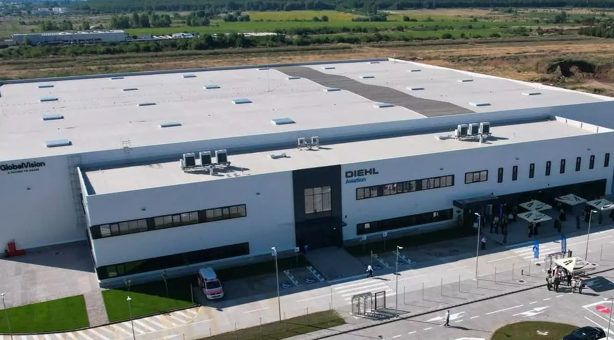 Germanii de la Diehl Aviation, care produc pentru Airbus și Boeing, au deschis o nouă fabrică de componente pentru avioane lângă Craiova. Sursă foto: Facebook/ Lia Olguța Vasilescu.