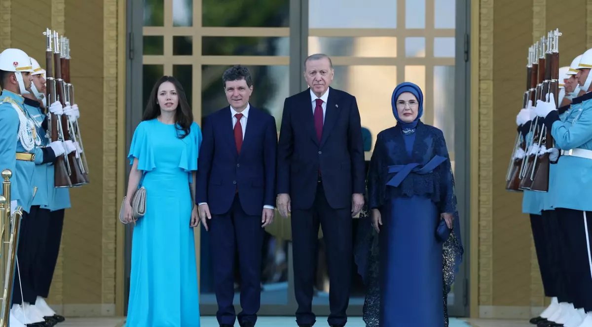 Gestul făcut de Nicușor Dan la întâlnirea cu Recep Tayyip Erdoğan și Emine Erdoğan. Ce s-a întâmplat chiar înaintea fotografiei oficiale
