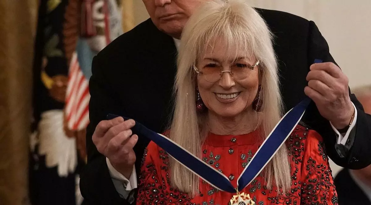 Donald Trump îi pun la gaât Medalia Prezidențială pentru Libertate medicului Miriam Adelson, în cadrul unei ceremonii desfășurate în Sala de Est la 16 noiembrie 2018, în Washington, DC, SUA