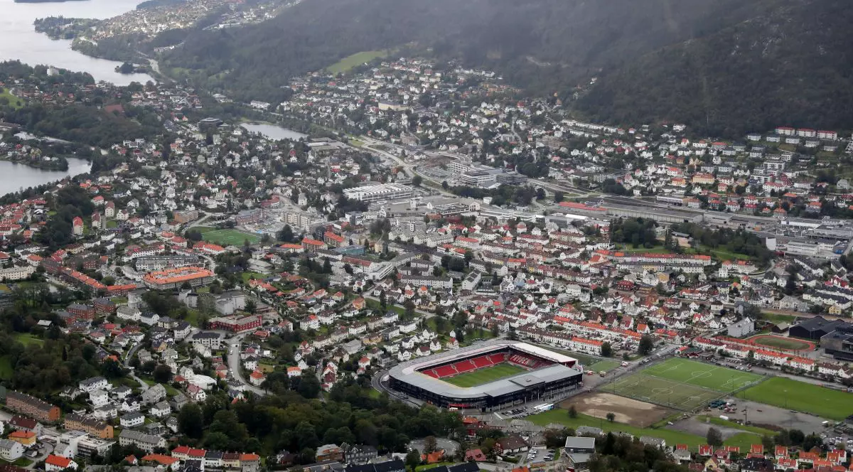 Stadionul din Bergen apare într-o vedere de ansamblu a orașului din Norvegia, 3 septembrie 2019