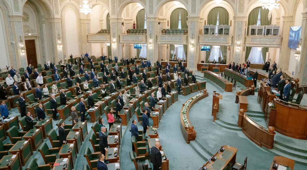 Membrii nou-aleși ai Senatului României participă la ceremonia de depunere a jurământului, pe 21 decembrie 2024, la București.