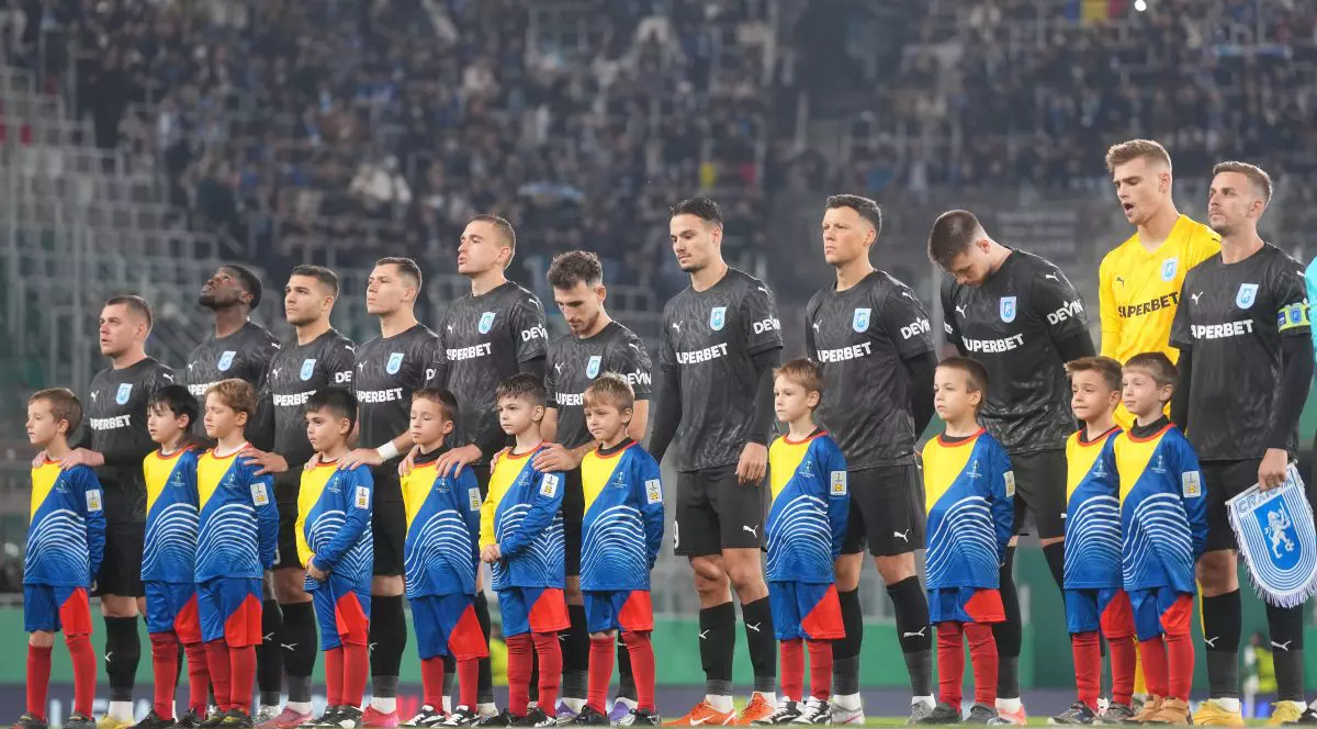 VIENNA, AUSTRIA - NOVEMBER 06: Players of Universitatea Craiova line up prior to the UEFA Conference League 2025/26 League Phase MD3 match between SK Rapid and Universitatea Craiova at Weststadion on November 06, 2025 in Vienna, Austria. (Photo by Christian Hofer/Getty Images)