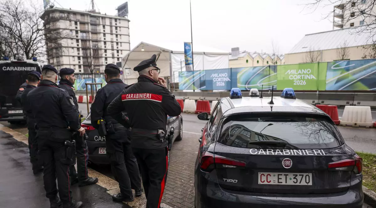 Carabinieri italieni stau în apropierea Satului Olimpic, cu trei zile înainte de începerea Jocurilor Olimpice Milano-Cortina 2026, la 3 februarie 2026, în Cortina, Italia.
