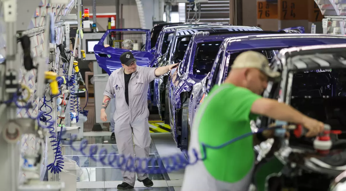 Muncitori de la linia de asamblare Volkswagen efectuează verificări și remedieri finale la mașinile electrice din gama ID, în secția de vopsitorie a fabricii de vehicule electrice Volkswagen din Emden, Germania, la 24 februarie 2026