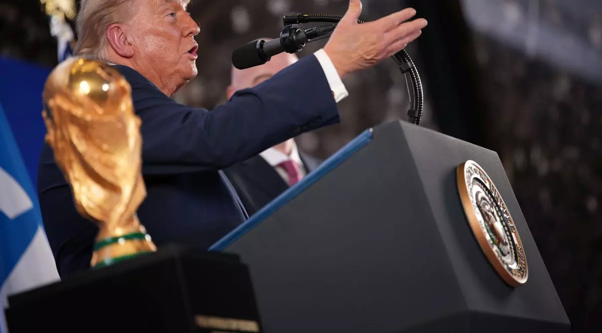 Donald Trump vorbește înainte de începerea Cupei Mondiale 2026, având alături trofeul competiției, pe 17 iulie 2026, în New York City., SUA