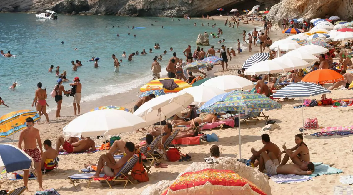 Turiști aglomerează plaja Porto Katsiki pe 4 august 2003, pe insula Lefkada din Grecia.