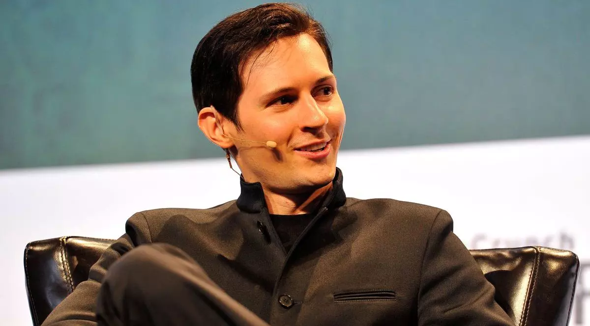Pavel Durov are o casă la urechea dreaptă și vorbeștestând într-un fotoliu în cadrul unei emisiuni televizate în San Francisco, SUA, 21 septembrie 2015
