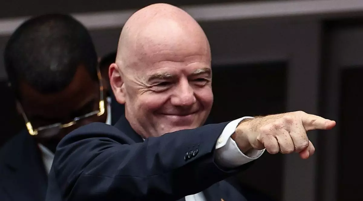 Gianni Infantino, șeful FIFA, îmbrăcat într-un costum negru cu cămașă albă. Foto: Profimedia