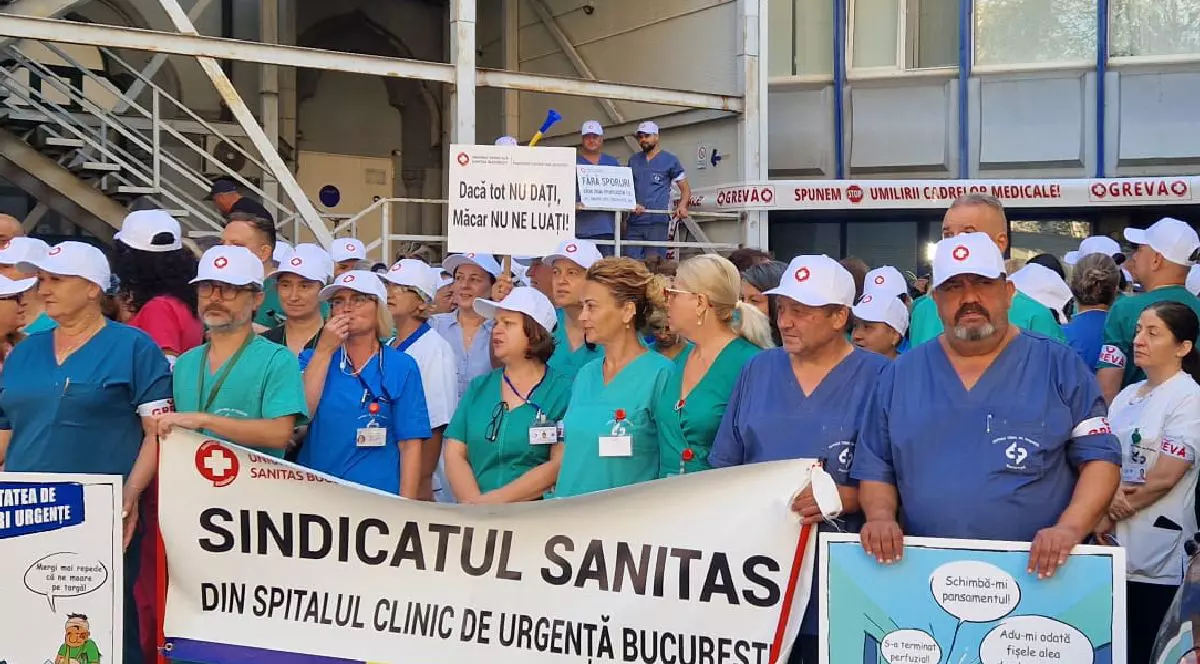 Mai multe cadre medicale in greva generala protesteaza in fata Spitalului Floreasca cu pancarde si bannere. greva Sanitas