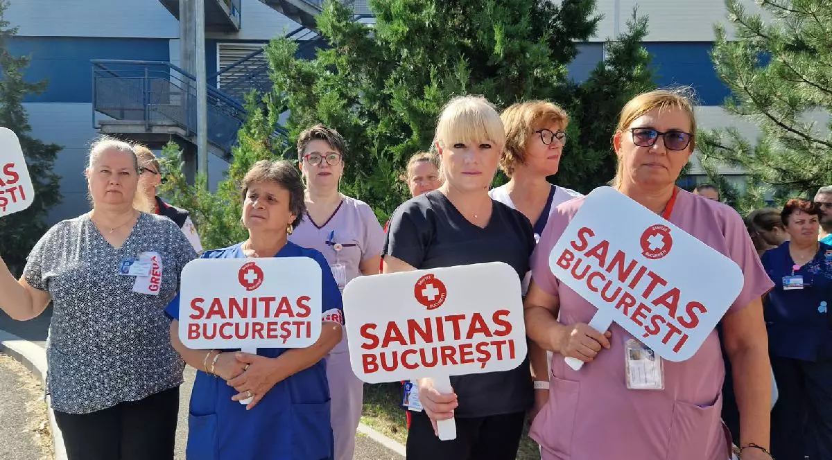 In fata spitalului Bagdasar-Arseni mai multi angajati in greva cu pancarde in mana pe care scrie Sanitas Bucuresti protesteaza. Greva in sanatate continua