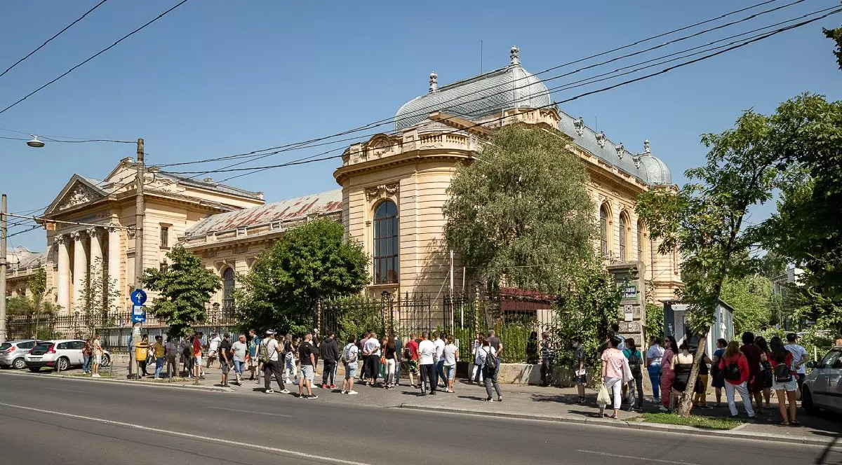 Cladirea UMF Carol Davila Bucuresti-tineri care asteapta in fata rezultatele la admitere la Medicina