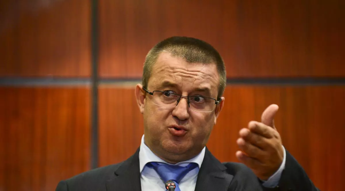 Sorin Blejnar vorbește arătând cu mâna stângă în timpul unei conferințe de presă, in Bucuresti, 31 martie 2012