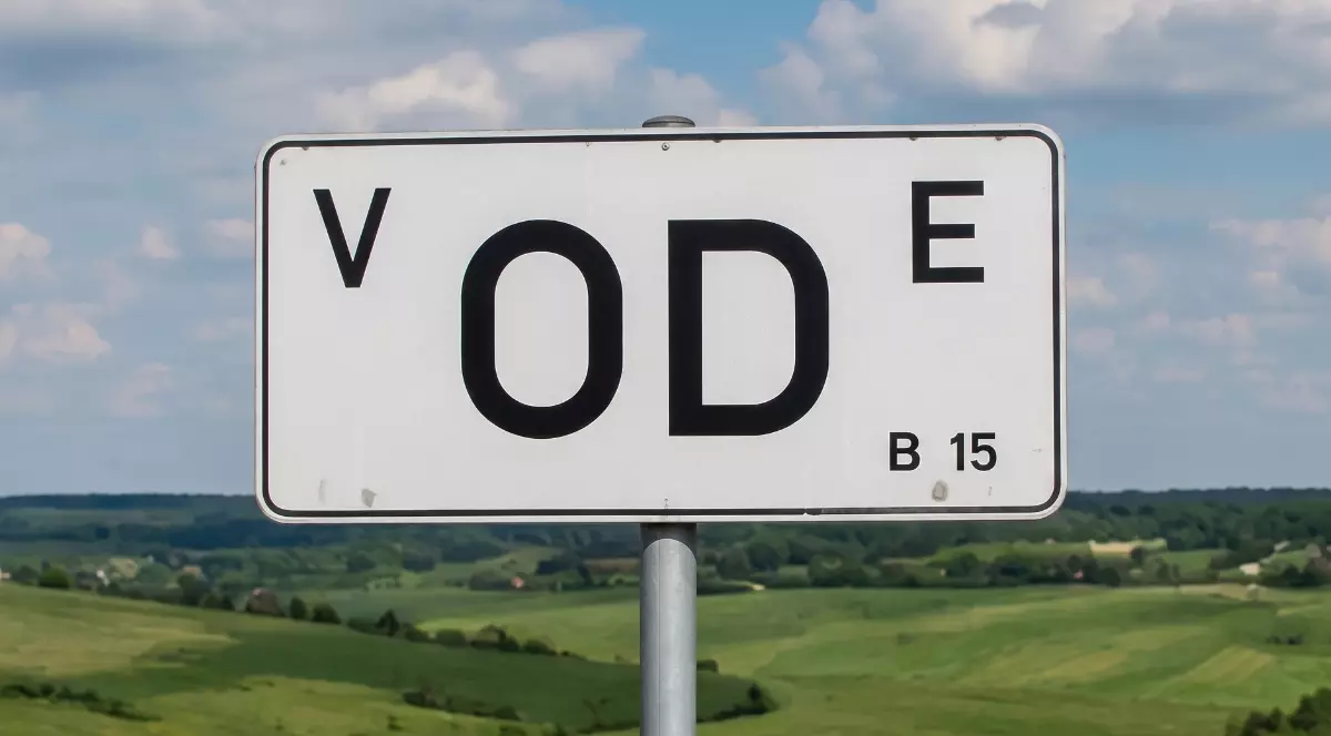 Un indicator alb pe care scrie literele V, OD, E.