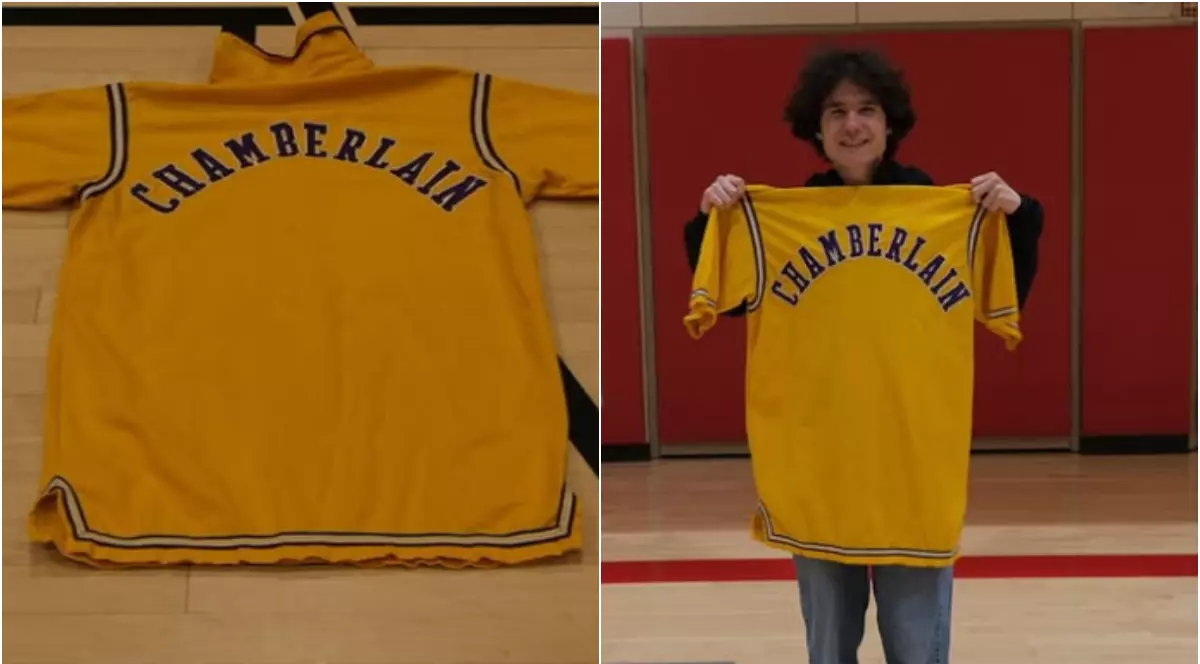 Imaginea arată o jachetă sport galbenă, personalizată cu numele „Chamberlain” pe spate, alături de o persoană care o ține în mâini într-o sală de sport. Fotografia sugerează că este vorba despre un obiect de colecție sau un articol cu valoare istorică, asociat legendarului baschetbalist Wilt Chamberlain.