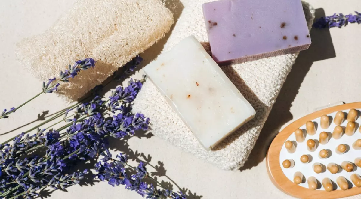 La ce se folosește lavanda uscată în casă - Imagine cu lavandă, burete natural, săpun de lavandă, prosop şi o perie